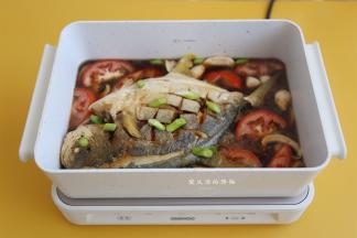 把番茄，蘑菇倒入锅里继续焖10分钟左右，这时候看到番茄和蘑菇是变软的状态。