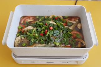 把生蒜倒入锅里，喜欢吃辣的就加入线椒段。