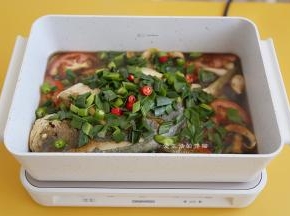 把生蒜倒入锅里，喜欢吃辣的就加入线椒段。