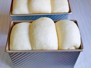 发酵至9分满即可，烤箱提前155度预热。