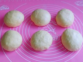 发酵好的面团，是原来的2倍大，用手摁一下，不回缩即为发酵完成，分割成6等份，盖上保鲜膜醒发10分钟。