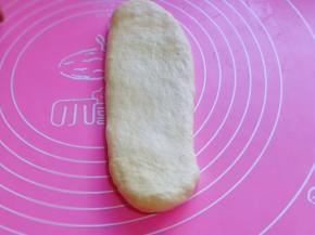 取一块面团，用擀面杖擀长舌状，由上往下卷起，依次卷好，盖上保鲜膜，醒5分钟。