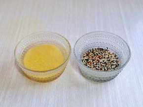 首先将小米与三色藜麦淘洗干净，分别放入器具中，冷水泡30分钟。