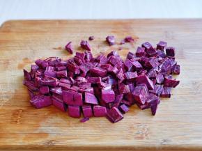 紫薯去皮切丁。