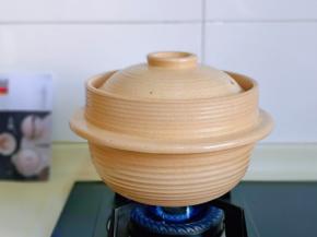 盖上盖子，大火烧开，再转小火约30分钟左右，时间也可以自己掌握。