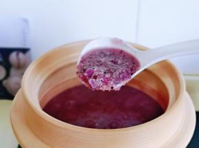 10分钟后，软糯香甜的紫薯藜麦小米粥就好啦～