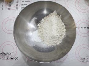 准备好所需要的食材。首先把低筋面粉和泡打粉放在一个盆中，用蛋抽混合均匀。