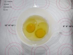 牛奶、糖和鸡蛋放在一起，搅拌至糖融化。