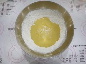把鸡蛋牛奶倒入面粉中，用蛋抽搅拌成顺滑无颗粒的面糊，然后静置10分钟。