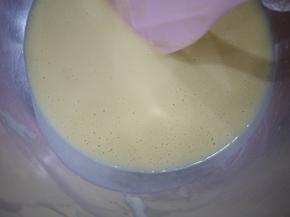 10分钟之后我们可以看到面糊会产生很多小气泡，这代表着泡打粉起作用了。