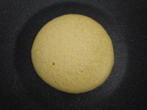 当面糊的表面出现小泡泡的时候，就可以准备翻面了。