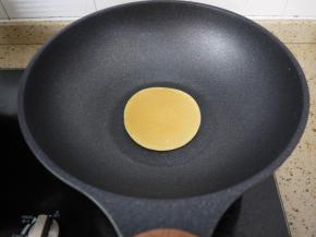 用铲子把松饼翻面，在煎大约30秒就可以出锅了。煎好后的松饼冷却一下就可以吃了。