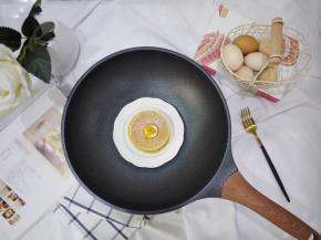 这个美味的松饼制作起来是不是很简单呢？只要按照这几步做好，轻轻松松就能煎好一盘松饼。