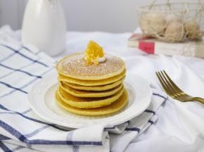我们吃的时候可以加蜂蜜、炼乳或者打发的淡奶油，也可以加上自己喜欢的水果。