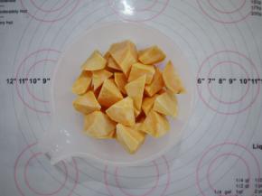 准备好所需要的食材，把红薯清洗干净之后把皮去掉，切成小块。切成小块一点，这样容易熟。然后用清水浸泡一会，这样可以把红薯表面的淀粉洗掉，不被氧化发黑，红薯清洗干净之后沥干水分。