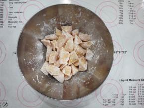 把红薯放入盆中，加入适量的红薯淀粉，搅拌均匀。