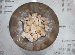 把红薯放入盆中，加入适量的红薯淀粉，搅拌均匀。