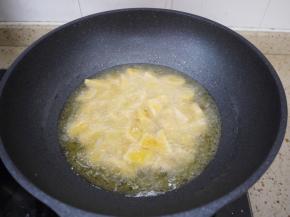 锅里放入适量的食用油，加热到六七成热的时候，将红薯放入锅中。转中小火炸3到4分钟，炸的时候用筷子把红薯拨开，这样可以受热均匀。