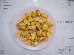 红薯炸好之后捞出控油，可以用厨房纸吸走多余的油。锅里剩下的油倒出来，用干净的碗装着。