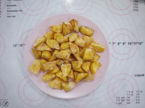 红薯炸好之后捞出控油，可以用厨房纸吸走多余的油。锅里剩下的油倒出来，用干净的碗装着。