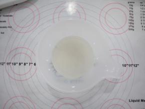 糖和水下锅前可以先倒在一个碗中融化。