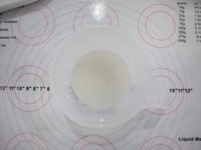 糖和水下锅前可以先倒在一个碗中融化。