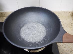 然后把糖水倒入炒锅中，开大火烧开。再调成小火进行熬制，熬糖的时候要不停地搅拌，使糖浆受热均匀。