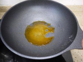 最后熬到糖浆的气泡会越来越小，呈现琥珀色，就可以关火了。最后熬到糖浆的气泡会越来越小，呈现琥珀色，就可以关火了。今天用了新锅子，煮糖浆完全不粘，真是太开心了。