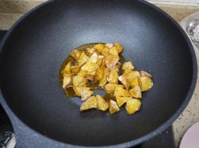 把炸好的红薯倒入糖浆中，快速的翻炒。等红薯全部都裹上一层糖浆就可以盛出来了。