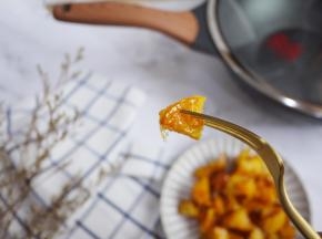 外酥里嫩、甜丝丝的拔丝红薯就做好啦，夹起一块糖丝拉得又细又长，好玩又好吃！