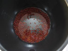 首先我们先做红豆馅，把红豆清洗干净，加入适量的水用高压锅煮15分钟。