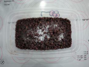 煮好之后把红豆捞出，沥去多余的水分，加上白糖混合均匀，放入冰箱冷藏。这个红豆馅可以一次多做一些放在冰箱里面冷藏保存。可以用来做包子馅，也可以做成红豆牛奶冰，还能干吃。