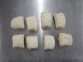 面团揉好之后，平均分为八等份，盖上保鲜膜松弛20分钟。