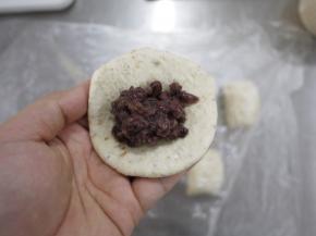 面团松弛好之后，擀扁，然后包入红豆馅。