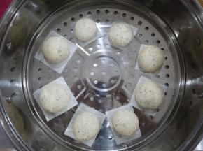 包好的燕麦包子放在蒸笼里面醒发30分钟。