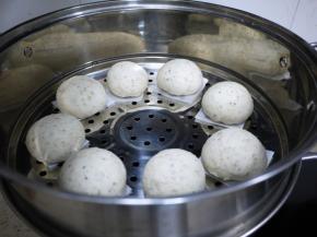 包子醒发好之后，烧一锅水，水开之后把包子放进去蒸10分钟左右。包子蒸好之后不要立刻取出，在锅里面焖两分钟再取出。