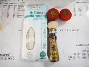 准备好所需要的食材，挂面或者新鲜面条都可以。
