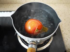 烧一锅开水，把番茄放进去煮一下，看到皮裂开就捞出来。