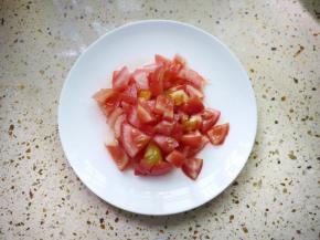 番茄放凉后就可以把皮撕下来，切成小块。