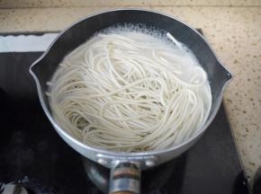煮过番茄的水不用倒掉，继续把面条放进去煮熟。
