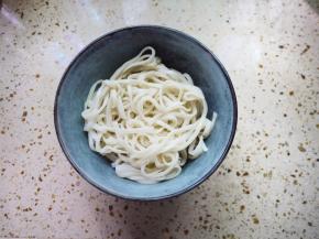 煮好的面条捞出来，放在大碗里面。