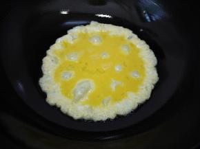鸡蛋打散，锅烧热后加入少许花生油，把鸡蛋倒入锅中。看到鸡蛋凝固就可以关火，用锅铲把他们打散。然后把鸡蛋倒在碗里备用。
