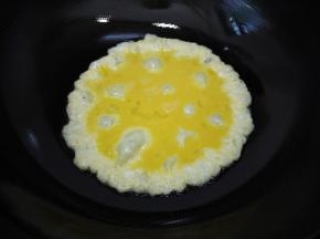 鸡蛋打散，锅烧热后加入少许花生油，把鸡蛋倒入锅中。看到鸡蛋凝固就可以关火，用锅铲把他们打散。然后把鸡蛋倒在碗里备用。