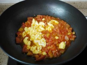 等番茄煮到变软时，把鸡蛋倒进锅里一起翻炒均匀，加一点糖、盐调味即可。