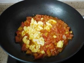 等番茄煮到变软时，把鸡蛋倒进锅里一起翻炒均匀，加一点糖、盐调味即可。