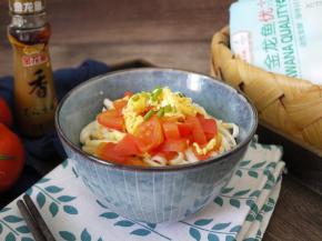 把做好的番茄鸡蛋码在面条上，撒一点葱花，拌匀后就可以吃了。酸甜可口又下饭的番茄鸡蛋面一顿能吃一大碗，喷香喷香的。