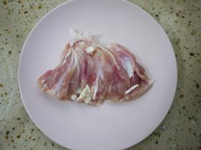 鸡腿清洗干净，用厨房剪沿着鸡腿的骨头部分把鸡肉捡剪出来，鸡皮是不需要的。