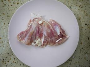 鸡腿清洗干净，用厨房剪沿着鸡腿的骨头部分把鸡肉捡剪出来，鸡皮是不需要的。
