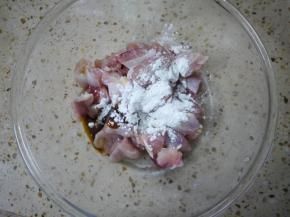 鸡腿去骨之后清洗干净，用厨房纸吸去多余的水分。把鸡腿切成小块，加入生抽、盐、胡椒粉、蚝油和少许的玉米淀粉腌制15分钟。