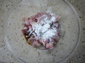 鸡腿去骨之后清洗干净，用厨房纸吸去多余的水分。把鸡腿切成小块，加入生抽、盐、胡椒粉、蚝油和少许的玉米淀粉腌制15分钟。